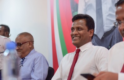 އަމުރު ތަންފީޒު ކުރަން ޖެހޭނެ، އެކަމަކު ނަޝީދާއި އަދީބު އަލުން ހައްޔަރު ކުރަން ޖެހޭނެ: އުމަރު