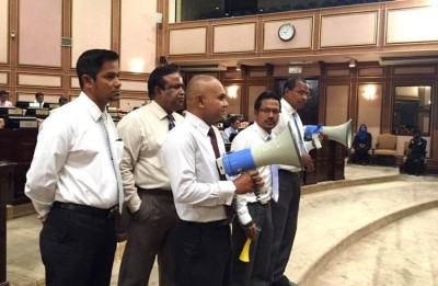 ދުންމާރި އާއި ތާޅަފިލިތަކުގެ އަޑުތަކާ އެކު މިއަދުގެ ޖަލްސާ ވެސް ކުރިއަށް