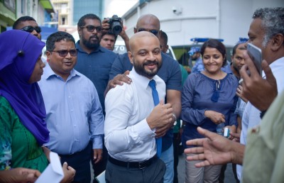 އަހަރެންގެ ދައްތަ ޔުމްނާ އަކީ ސުުޕަހީރޯއެއް: ފާރިސް