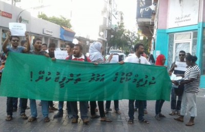 މުޒާހަރާއިން އިއްޔެ ހައްޔަރުކުރި ދެ ކައުންސިލަރުން ޖަލަށް، އަނެއް ތިން މީހުން ގޭބަންދަށް