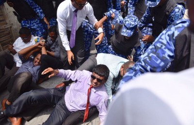 މަޖިލިހަށް ވަންނަން އުޅުނު އިދިކޮޅު މެމްބަރުންނަށް އަނިޔާވެއްޖެ