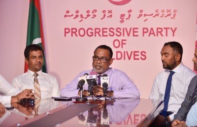 އަބްދުއްރަހީމްގެ ރުޅި މައުމޫން ހަމީދަށް: "އާޒިމާ އާއި އަނިލް ގާނޫނުއަސާސީ އަށް މާ މޮޅު"