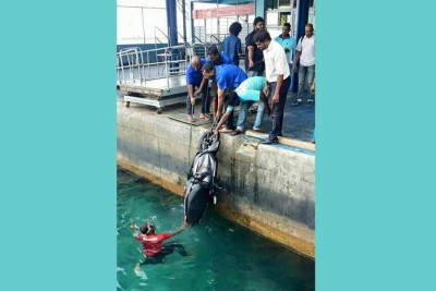 ފެރީއިން ފައިބަން އުޅެނިކޮށް ސައިކަލާއެކު މޫދަށް ވެއްޓިއްޖެ