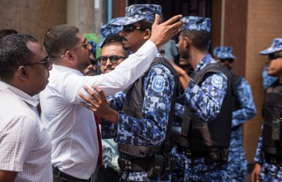 ފުލުހުންގެ ދައުރު އަދާކުރަން ހުރަސް އެޅުމުގެ ތުހުމަތު އަނެއްކާވެސް މަހްލޫފަށް