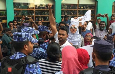 ޒުވާނުންގެ މުޒާހަރާއިން ހައްޔަރުކުރި ފަސް މީހުން ދޫކޮށްލައިފި