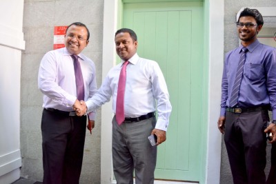 އެކައުންޓްތައް ފުރީޒް ކުރި މައްސަލާގައި ވެސް މަޝްވަރާކުރަން ތައްޔާރު: މުންދު