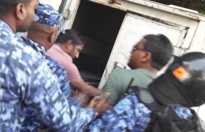 މުޒާހަރާގެ ތެރެއިން އަމީތާއި އަބުޅޯ ހައްޔަރުކޮށްފި