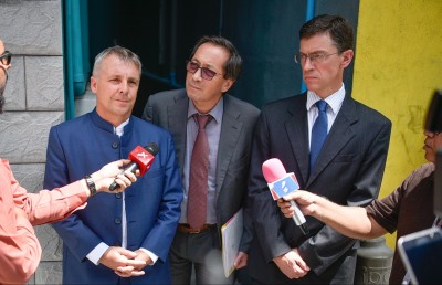 ދުސްތޫރީ ހަމަނުޖެހުން ނިމުމަކަށް ގެންނަން އީޔޫގެ އެހީތެރިކަމަށް ސަރުކާރުން އެދިއްޖެ