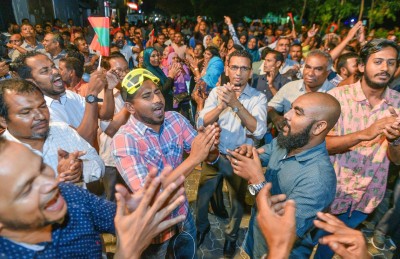 ރޭގަނޑު 10:30 ގެ ފަހުން އެއްވެ އުޅުން ފުލުހުން މަނާކޮށްފި