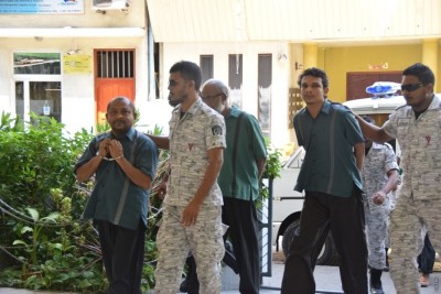 ފުލުސް މީހާއަށް ހަމަލާދިން ކަމަށް ތުހުމަތު ކުރެވޭ އަށް މީހެއްގެ ޝަރީއަތް ފަށައިފި