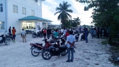 ޒުވާނަކަށް އަނިޔާ ކުރި ކަމަށް ބުނެ، ވިލިނގިލީގައި ތިން ފުލުހެއްގެ ބޯ ފަޅާލައިފި