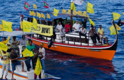 މުޒާހަރާތަކަށް މީހުން އުފުލާ ދޯނިފަހަރުގެ ހުއްދަ ބާތިލްކުރަނީ