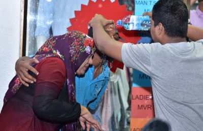 މުޒާހަރާގެ ތެރެއަށް ކަރުނަ ގޭސް ޖަހައިފި، އެކަމަކު މުޒާހަރާ ކުރިއަށް!
