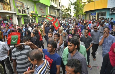 މުޒާހަރާކުރަނީ ލާދީނީ ފަރާތްތަކުގެ އެހީއާ އެކު: ހޯމް މިނިސްޓްރީ