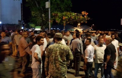 މުޒާހަރާގެ ތެރެއަށް ކަރުނަ ގޭސް ޖަހައިފި، އެކަމަކު މުޒާހަރާ ކުރިއަށް!