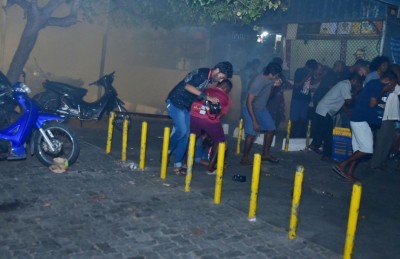 މުޒާހަރާގެ ތެރެއަށް ކަރުނަ ގޭސް ޖަހައިފި، އެކަމަކު މުޒާހަރާ ކުރިއަށް!