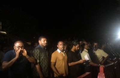 މުޒާހަރާގެ ތެރެއަށް ކަރުނަ ގޭސް ޖަހައިފި، އެކަމަކު މުޒާހަރާ ކުރިއަށް!