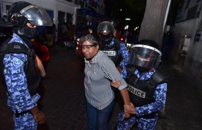 މުޒާހަރާގެ ތެރެއަށް ކަރުނަ ގޭސް ޖަހައިފި، އެކަމަކު މުޒާހަރާ ކުރިއަށް!