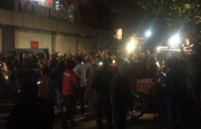 މުޒާހަރާގެ ތެރެއަށް ކަރުނަ ގޭސް ޖަހައިފި، އެކަމަކު މުޒާހަރާ ކުރިއަށް!