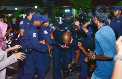 މުޒާހަރާގެ ތެރެއަށް ކަރުނަ ގޭސް ޖަހައިފި، އެކަމަކު މުޒާހަރާ ކުރިއަށް!