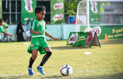 މައިލޯ އާއި ބާސެލޯނާ ގުޅިގެން ކުޑަކުދިން ފުޓްބޯޅައިން ކުރިއަރުވަނީ