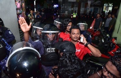 މުޒާހަރާގެ ތެރެއަށް ކަރުނަ ގޭސް ޖަހައިފި، އެކަމަކު މުޒާހަރާ ކުރިއަށް!
