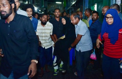 މުޒާހަރާގެ ތެރެއަށް ކަރުނަ ގޭސް ޖަހައިފި، އެކަމަކު މުޒާހަރާ ކުރިއަށް!
