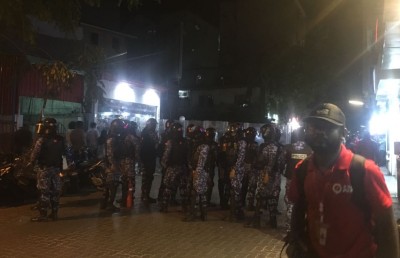 މުޒާހަރާގެ ތެރެއަށް ކަރުނަ ގޭސް ޖަހައިފި، އެކަމަކު މުޒާހަރާ ކުރިއަށް!