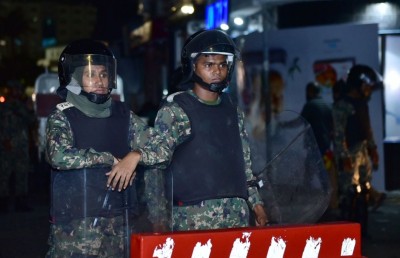 މުޒާހަރާގެ ތެރެއަށް ކަރުނަ ގޭސް ޖަހައިފި، އެކަމަކު މުޒާހަރާ ކުރިއަށް!