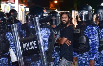 މުޒާހަރާގެ ތެރެއަށް ކަރުނަ ގޭސް ޖަހައިފި، އެކަމަކު މުޒާހަރާ ކުރިއަށް!