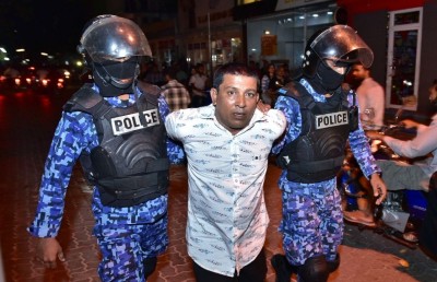 މުޒާހަރާގެ ތެރެއަށް ކަރުނަ ގޭސް ޖަހައިފި، އެކަމަކު މުޒާހަރާ ކުރިއަށް!