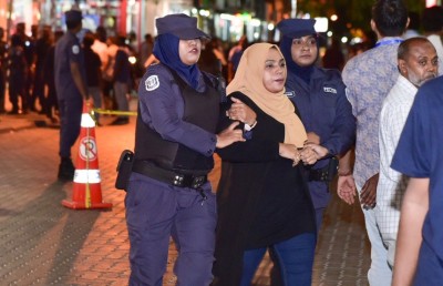 މުޒާހަރާގެ ތެރެއަށް ކަރުނަ ގޭސް ޖަހައިފި، އެކަމަކު މުޒާހަރާ ކުރިއަށް!