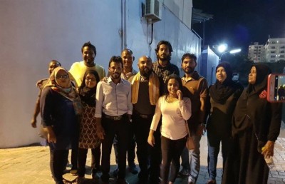 މުޒާހަރާގެ ތެރެއަށް ކަރުނަ ގޭސް ޖަހައިފި، އެކަމަކު މުޒާހަރާ ކުރިއަށް!