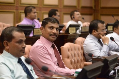 ހެލްމެޓް އަޅައިގެން ސައިކަލް ދުއްވަން ޖެހޭ ގޮތަށް ހުށަހެޅި އިސްލާހު ފާސްކުރަން ނުފެންނަކަމަށް ކޮމެޓީން ނިންމައިފި