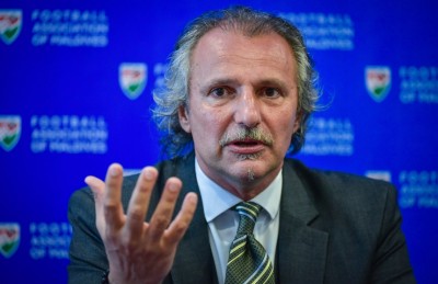 އަޑުބަރޭގެ ކިބައިން މައާފަށް އެދެން، އޭނާ އެނބުރި އަންނާނެ ކަމަށް އުއްމީދުކުރަން: ކޯޗު