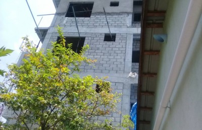 ސިމެންތި ޖަހަން އަރާ ހުރި އަށި ވެއްޓި ދިވެއްސެއްގެ ފައި ބިނދިއްޖެ