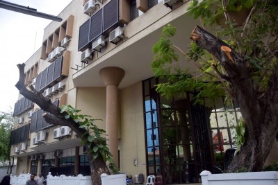 ޖަސްޓިސް ބިލްޑިންގެ ބައެއް ކުޑަ ދޮރުތަކުގައި ފެންސު ޖަހައިފި