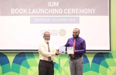 ޑރ. ޒަކަރިއްޔާގެ ދެ ފޮތެއް އައިޔޫއެމް އިން ނެރެފި