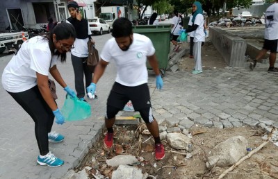 ޑޮކްޓަރުން ނުކުމެ މާލޭން 1.7 ޓަނު ކުނި ހޮވައިފި