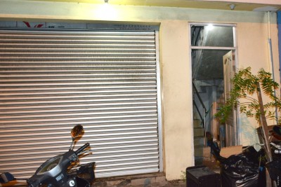 ސީރިއަސް ޒަޚަމްތަކަކާ އެކު ގެއެއްގެ ސިޑި ގޮޅިއެއްގެ ތެރޭގައި އޮތް މީހަކު ފެނިއްޖެ
