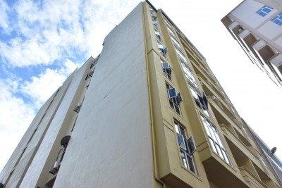 ގެއެއްގެ ލިފްޓު ގޮޅިން ތުއްތު ކުއްޖަކާއި އަންހެނަކު ވެއްޓި ތުއްތު ކުއްޖާ ސީރިއަސް ހާލަތުގައި