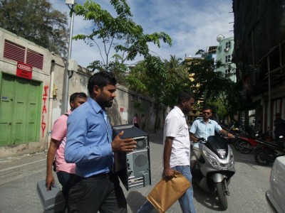 އަދީބުގެ އޮފީހެއް ފުލުހުން ރޭޑްކޮށް ބައެއް ތަކެތި ގެންގޮސްފި