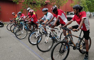 ބައިކް މޯލްޑިވްސް އިން ދަރިވަރުންނަށް ބައިސިކަލް ރޭހެއް ބާއްވައިފި