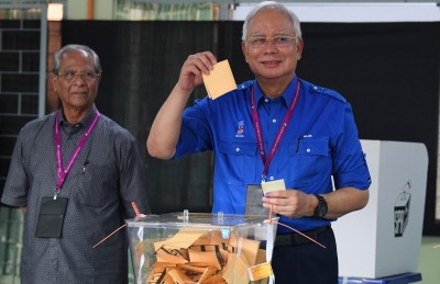 މެލޭޝިއާގެ އިއްޒަތް އަނބުރާ ލިބޭނީ ސަރުކާރު ބަދަލުކޮށްގެން: މަހާތިރު