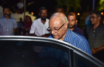 މައުމޫންގެ އާއިލީ ބައްދަލުވުންތަކާއި ފޯން ކޯލްތައް ހުއްޓުވައިފި