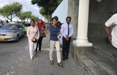 ޔުމްނާގެ އަތުލިއުމުގެ ސާމްޕަލް ނަގަން ޕޮލިހަށް ހާޒިރުކުރަނީ