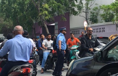 ސްކޫލަށް ދަރިފުޅު ބަލާ ގޮސް، ޓްރެފިކް ހަމަޔަކަށް އަޅުވައިފި، އެތައް ބައެއްގެ ތައުރީފް