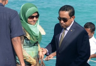 އެކަނިވެރި މައިންނަށް ރައީސްގެ ދެކަނބަލުން ފައިސާގެ އެހީ ދެނީ