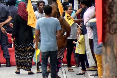 ކުޑަކުދިން މުޒާހަރާގައި ބައިވެރިކުރާ ބެލެނިވެރިންނާ މެދު ފިޔަވަޅު އަޅަން ނިންމައިފި