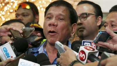 ފިލިޕީންސުގެ ރިޔާސީ ކެނޑިޑޭޓަކު ތިން މީހަކު މެރިކަމަށް އިއުތިރާފުވުމުން މައްސަލަ ހޫނުވެއްޖެ  